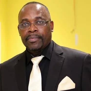 Man in suit and white tie, yellow background